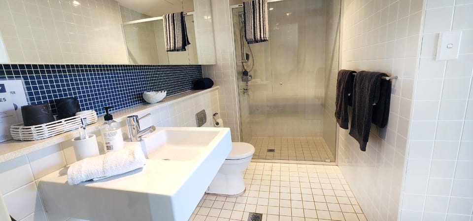 Shower, Toilet, Bathroom, towels