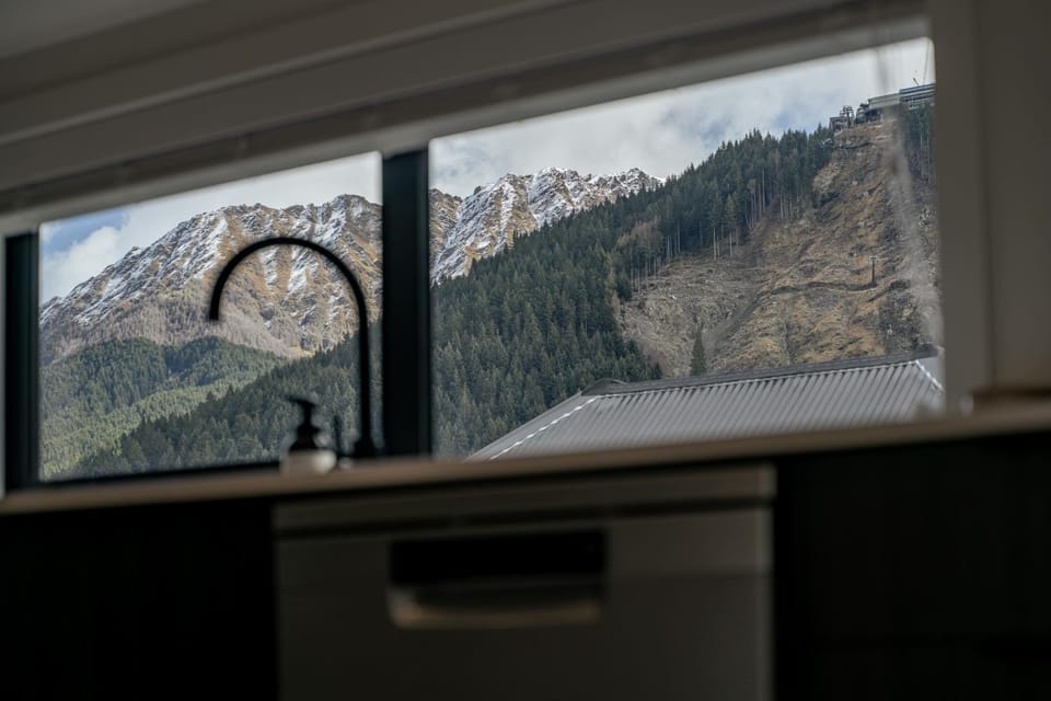 Central Queenstown Residence House in Queenstown