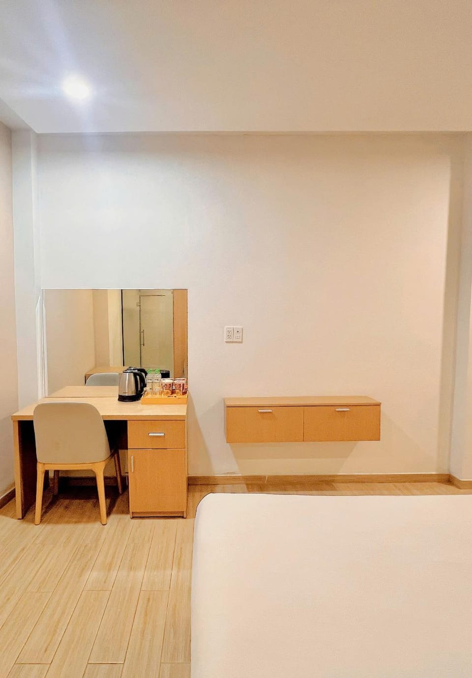 Bed, Photo of the whole room, Seating area, Bedroom