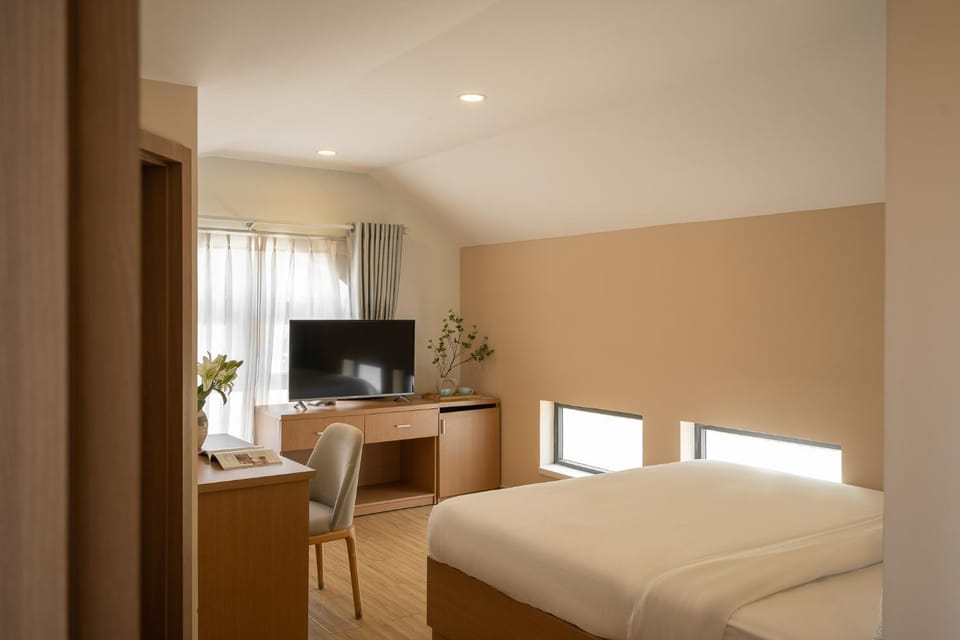 Bed, TV and multimedia, Photo of the whole room, Bedroom