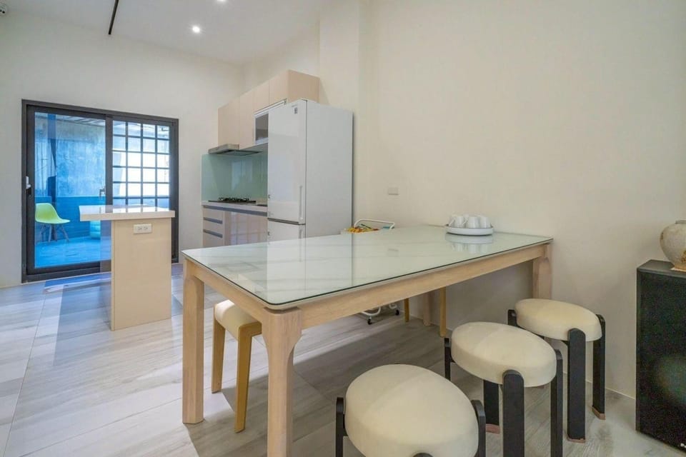 Kitchen or kitchenette, Dining area, stove