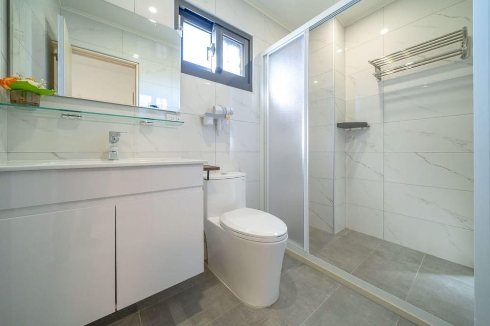 Shower, Toilet, Bathroom, towels