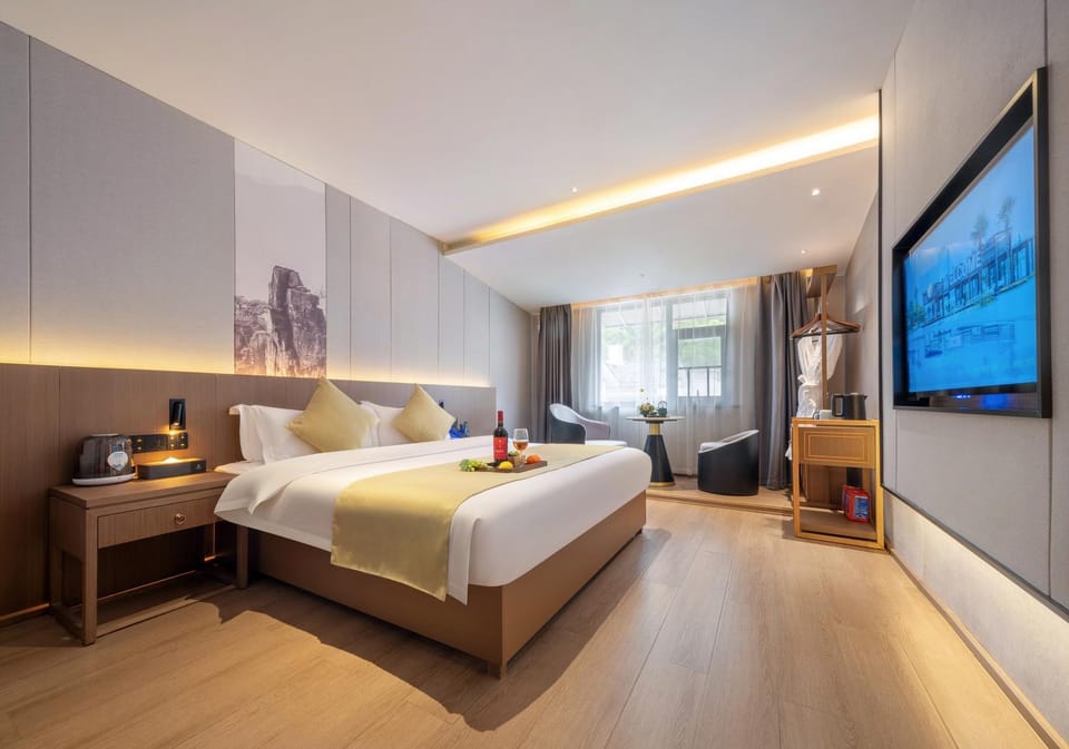 Bed, TV and multimedia, Photo of the whole room