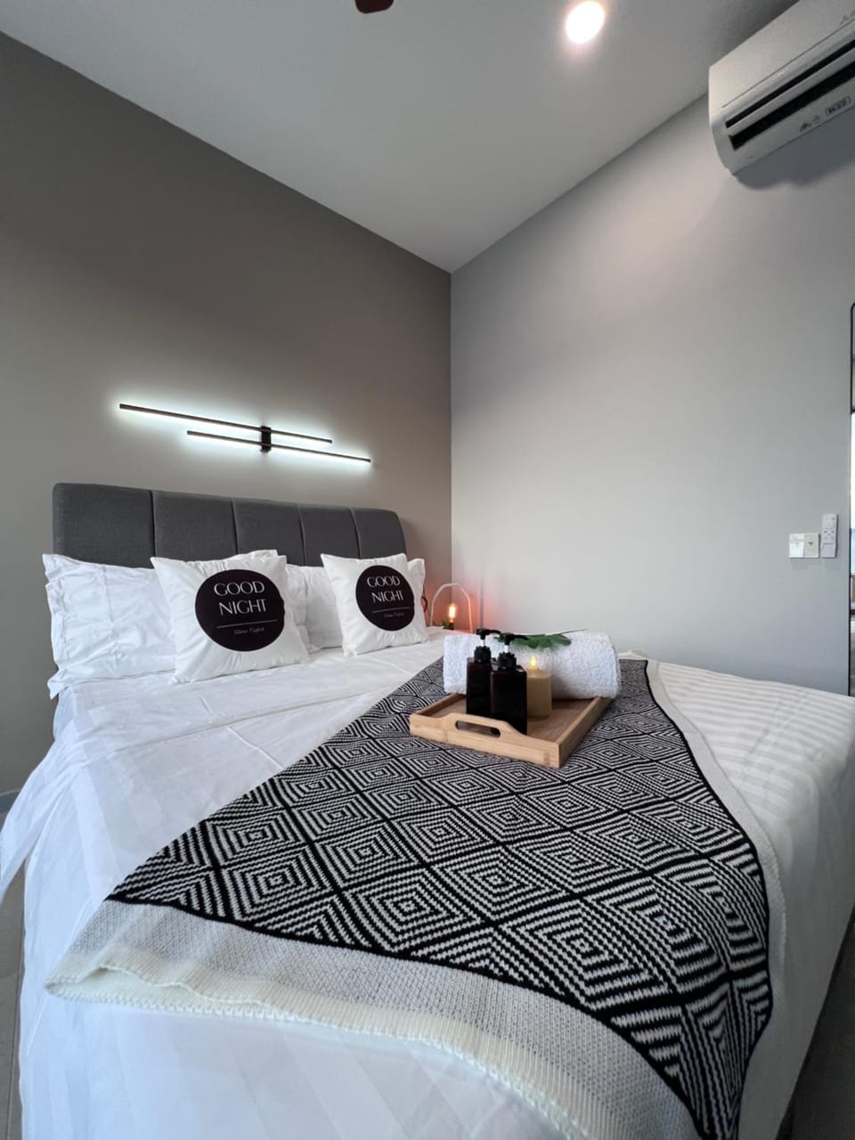 Bed, Photo of the whole room, Bedroom, air conditioner