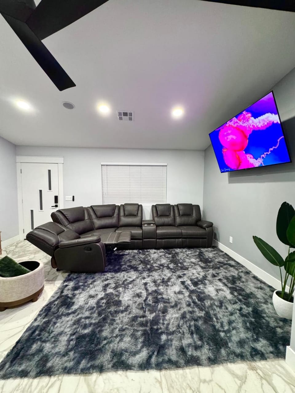 Communal lounge/ TV room, TV and multimedia, Living room, Seating area, Evening entertainment