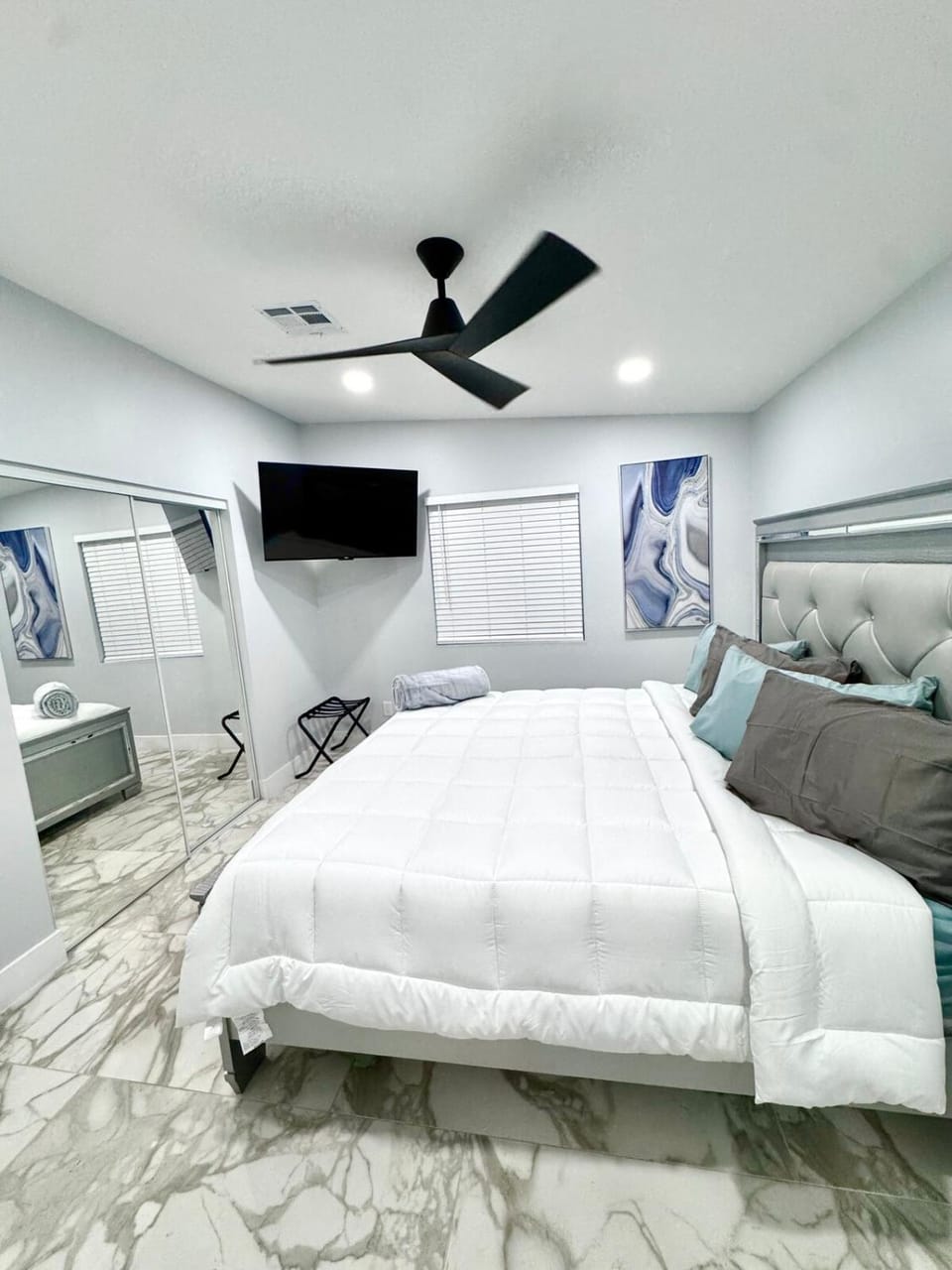 Bed, Photo of the whole room, Bedroom