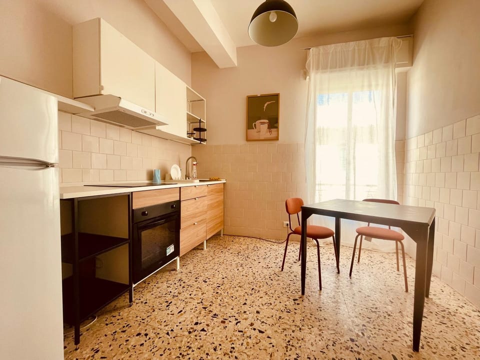 Coffee/tea facilities, Kitchen or kitchenette, Dining area, oven, stove