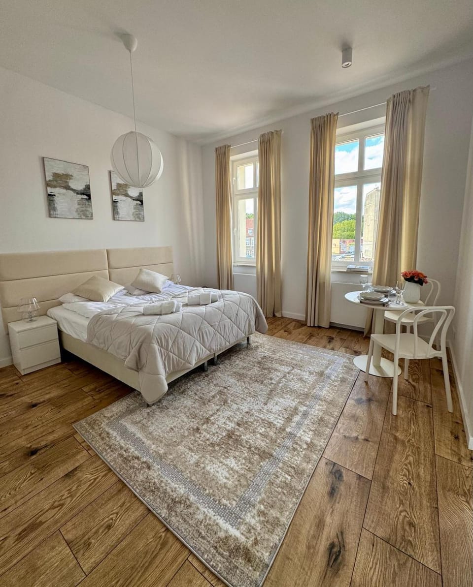Bed, Photo of the whole room, Seating area, Bedroom, towels