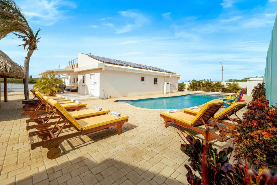 Property building, Day, Pool view, Swimming pool, sunbed