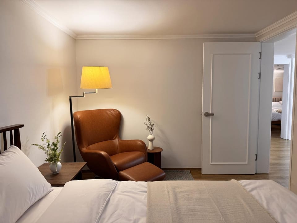 Bed, Seating area, Bedroom