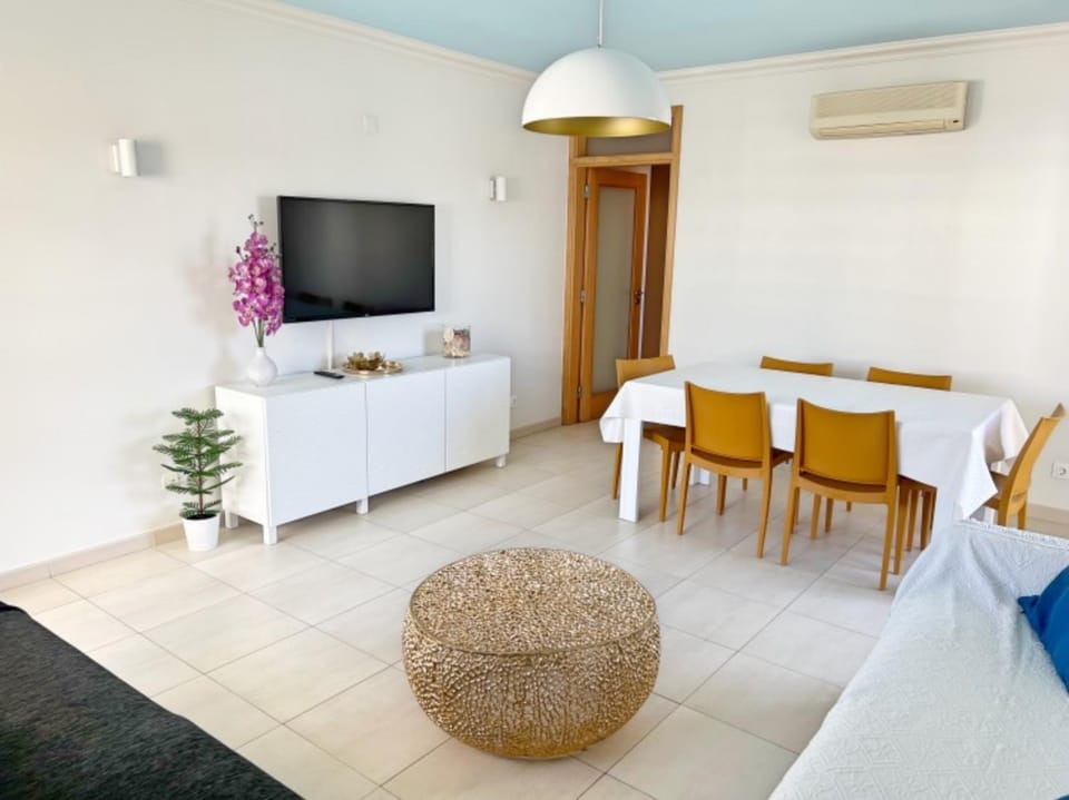 Communal lounge/ TV room, TV and multimedia, Living room, Photo of the whole room, Dining area
