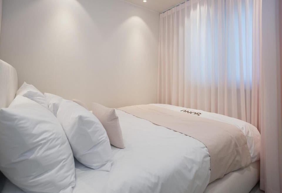 Near Hongik University Station and Mangwon Market Spacious living room and special tea room Apartment in Seoul