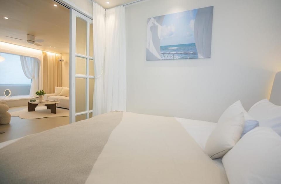 Near Hongik University Station and Mangwon Market Spacious living room and special tea room Apartment in Seoul