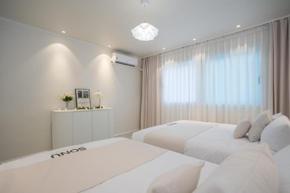 Near Hongik University Station and Mangwon Market Spacious living room and special tea room Apartment in Seoul