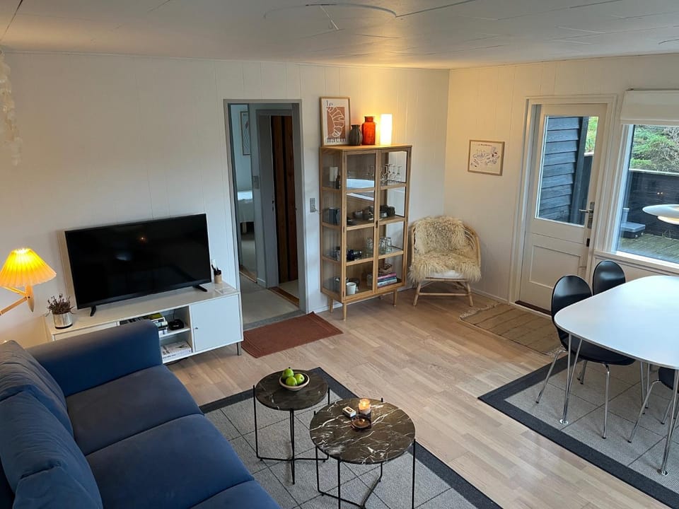 Communal lounge/ TV room, TV and multimedia, Living room, Seating area, Dining area, Evening entertainment