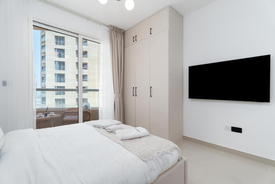 Bed, Photo of the whole room, wardrobe