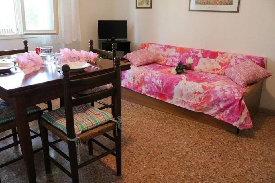 Communal lounge/ TV room, Bed, TV and multimedia, Bedroom
