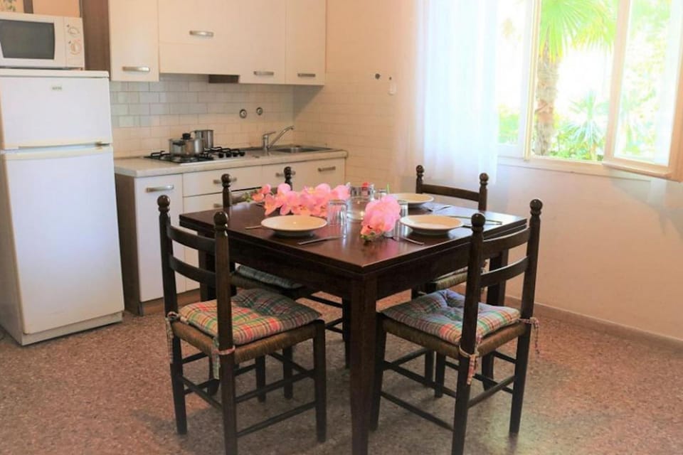 Dining area, kitchen