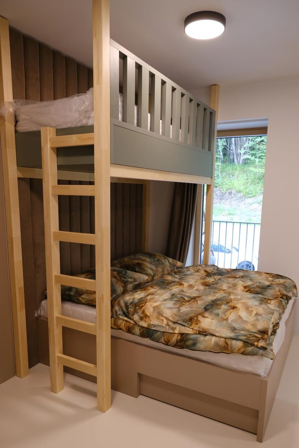 Bedroom, bunk bed