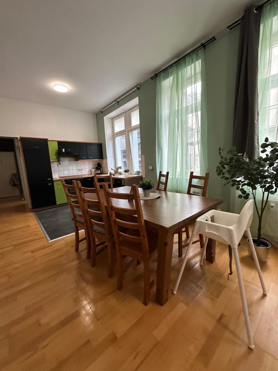Kitchen or kitchenette, Living room, Seating area, Dining area
