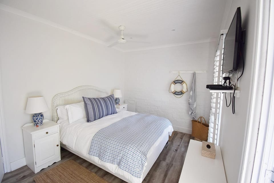Bed, TV and multimedia, Bedroom, fireplace