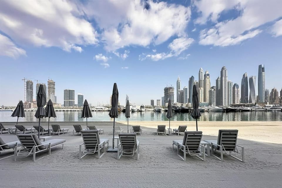 Trophy Stays - Coastal Luxe with Beach Access - 1BR Apartment in Dubai