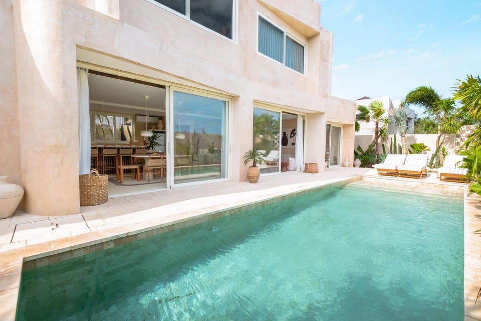 Balcony/Terrace, Pool view, Swimming pool, sunbed