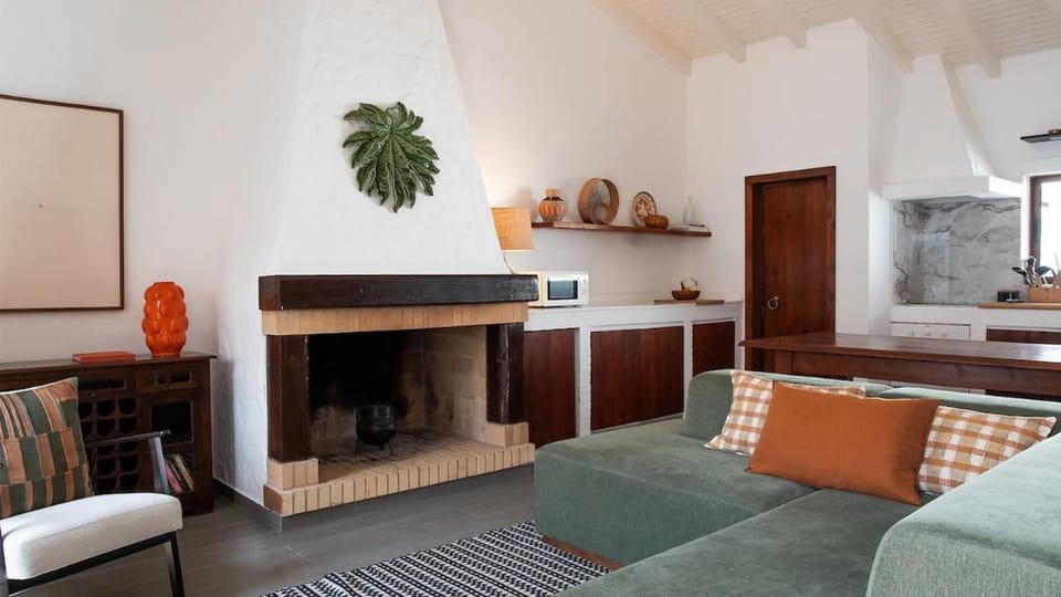 Kitchen or kitchenette, Living room, Seating area, fireplace, pet friendly