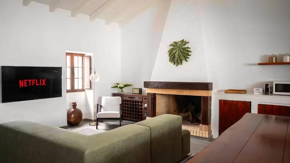 TV and multimedia, Living room, Seating area, fireplace, pet friendly