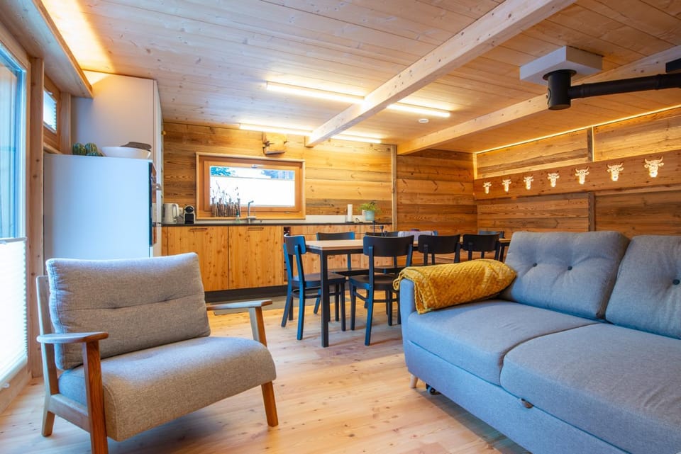 Kitchen or kitchenette, Seating area, Dining area