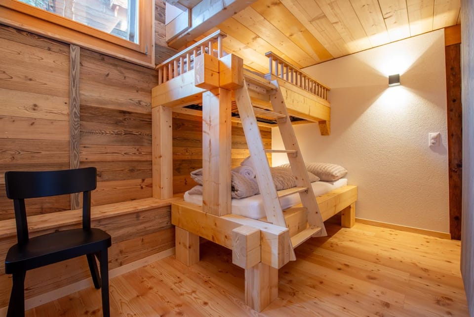 Bedroom, bunk bed