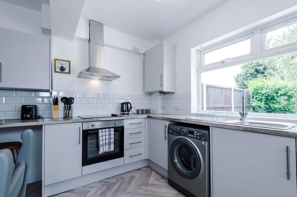 Coffee/tea facilities, Kitchen or kitchenette, Dining area, oven, stove, toaster, washing machine