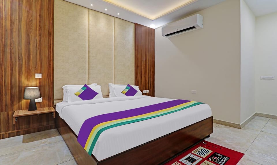 Bed, Photo of the whole room, Bedroom, wardrobe, air conditioner