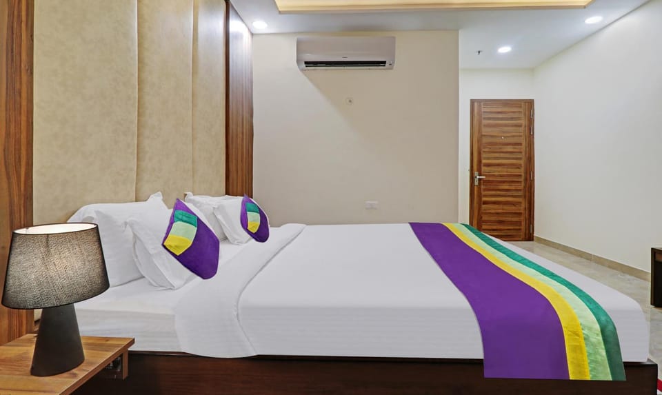 Bed, Photo of the whole room, Bedroom, air conditioner