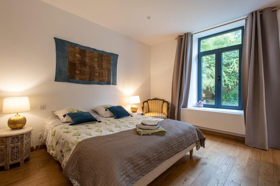 Photo of the whole room, Bedroom
