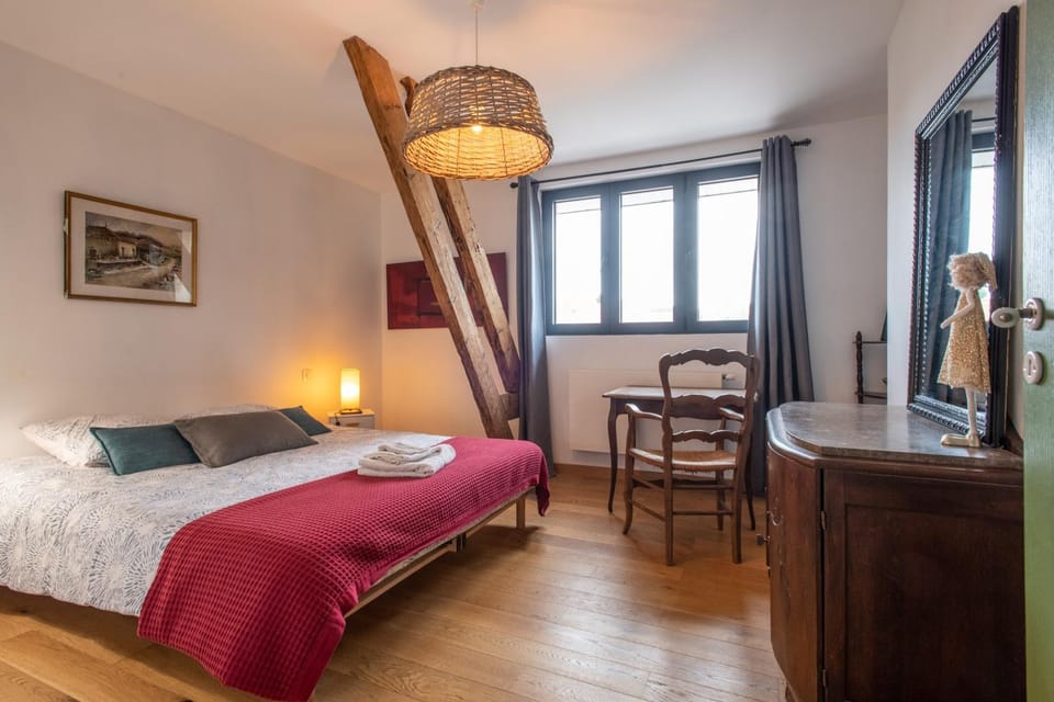 Photo of the whole room, Bedroom
