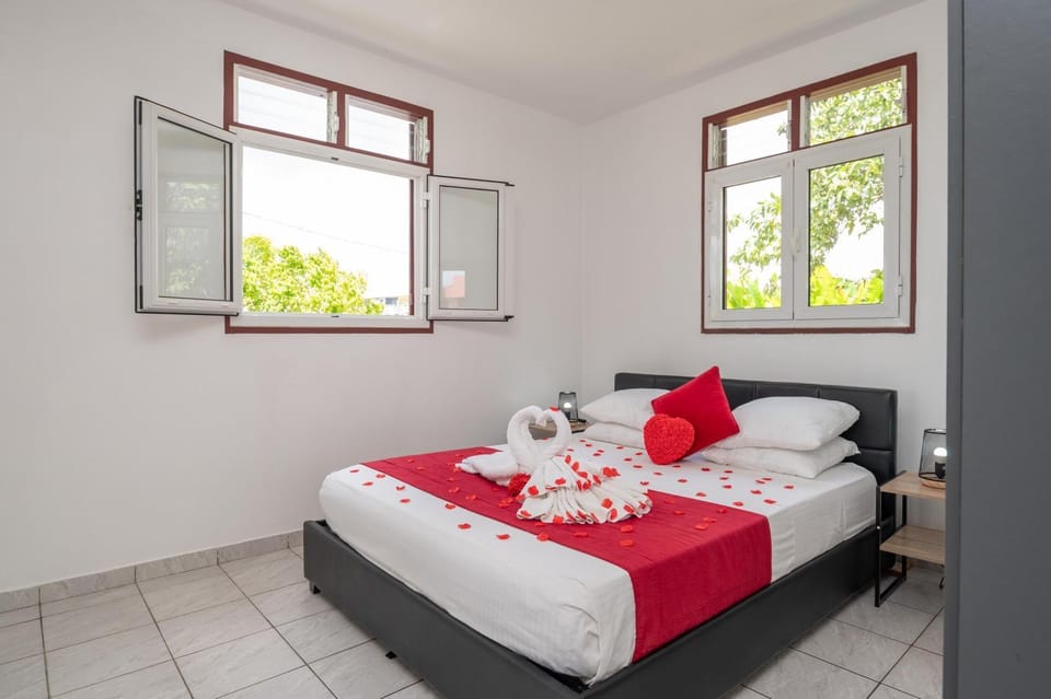 Photo of the whole room, Bedroom