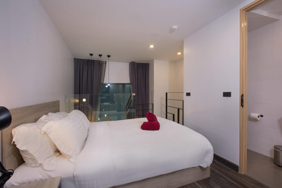 Photo of the whole room, Bedroom, towels