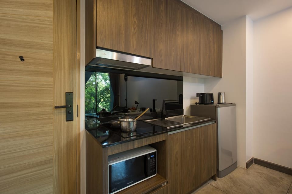Coffee/tea facilities, Kitchen or kitchenette, stove