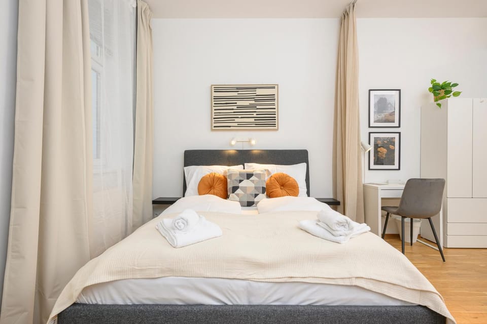 Bed, Bedroom, towels