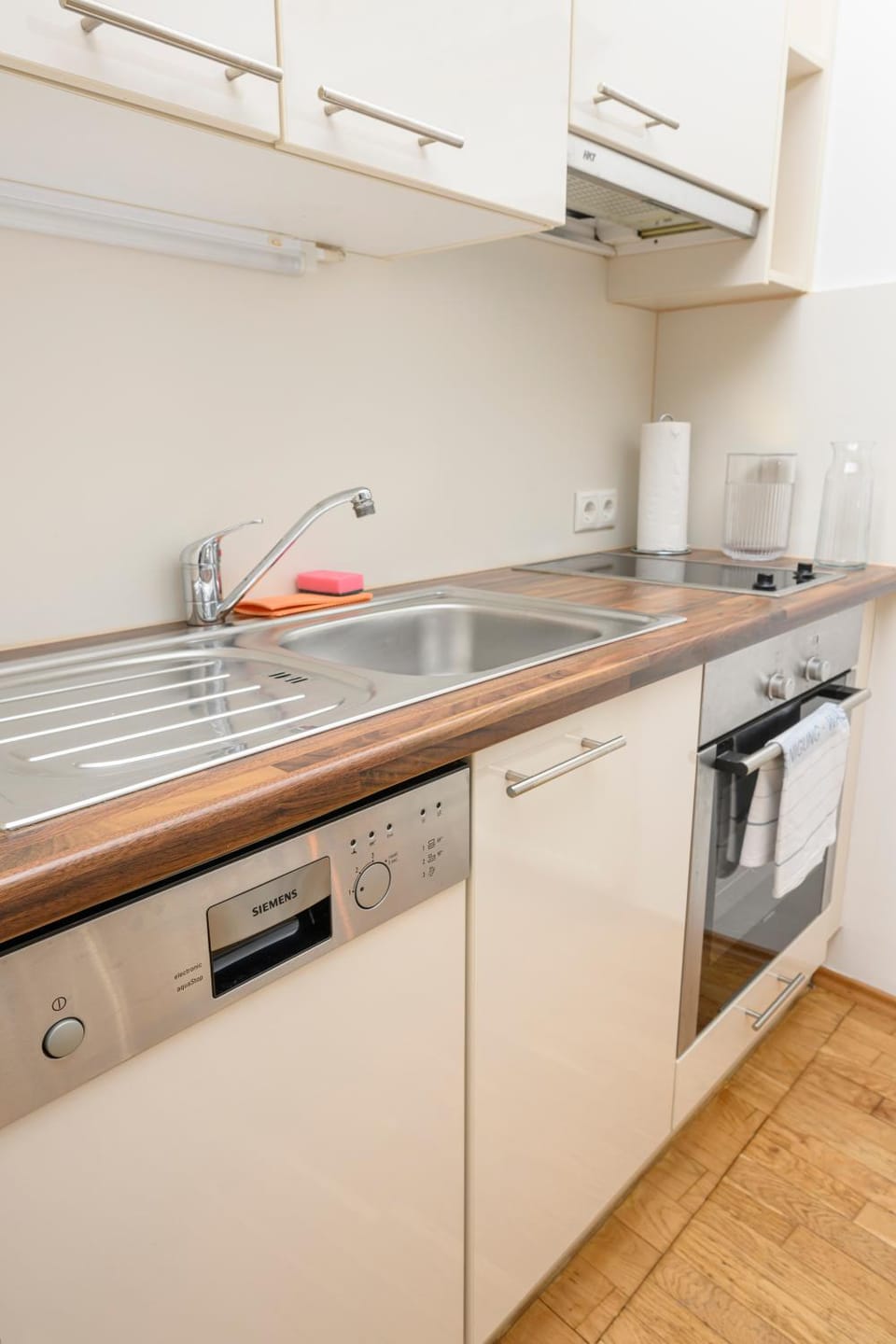Kitchen or kitchenette, dishwasher, stove
