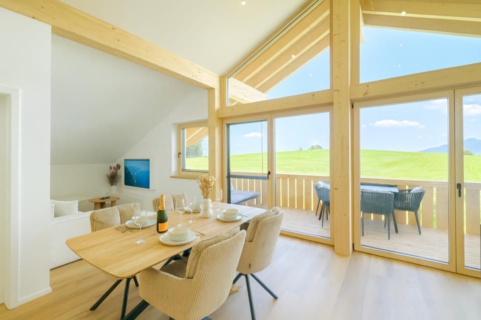 Natural landscape, TV and multimedia, Dining area