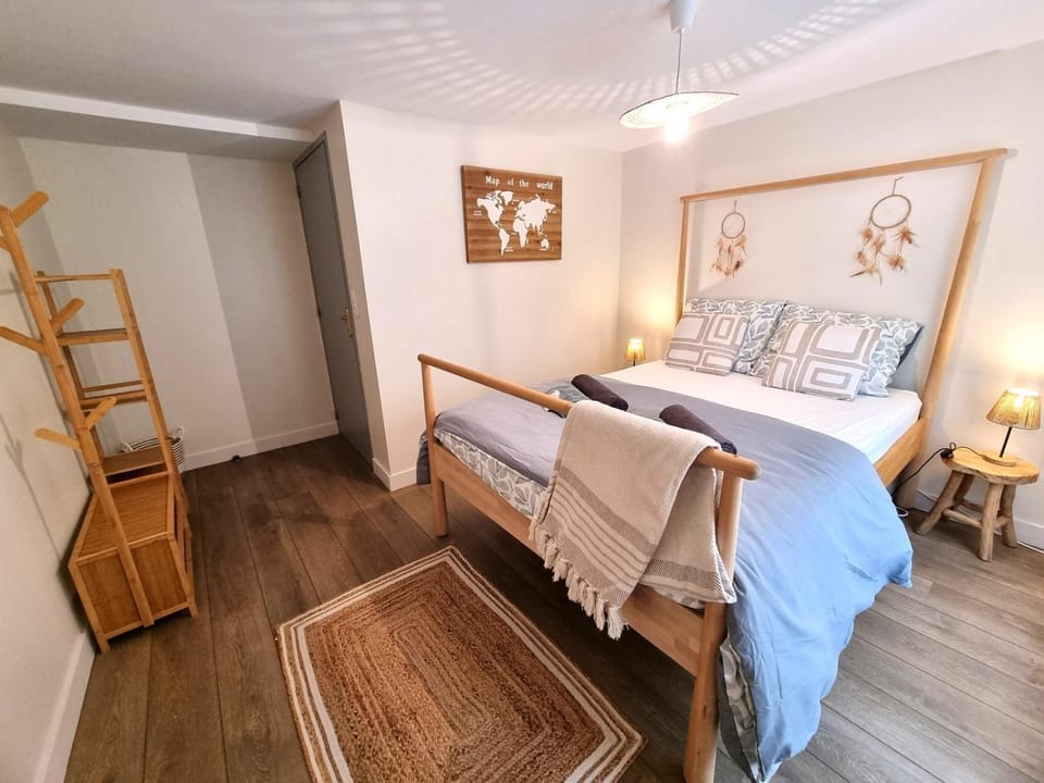 Bed, Photo of the whole room, Bedroom