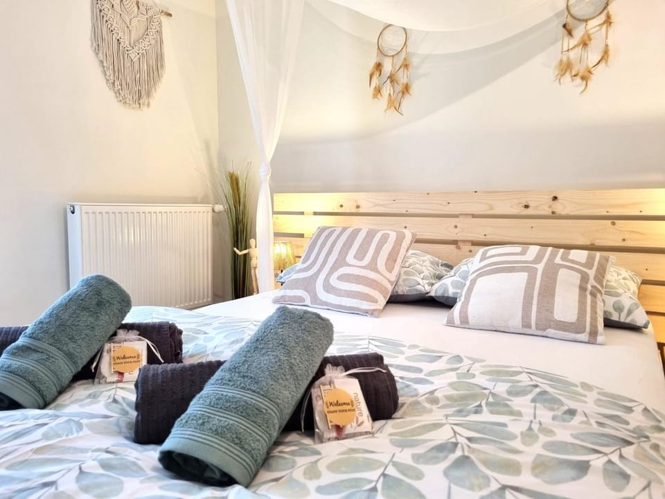 Bed, Photo of the whole room, Bedroom, towels