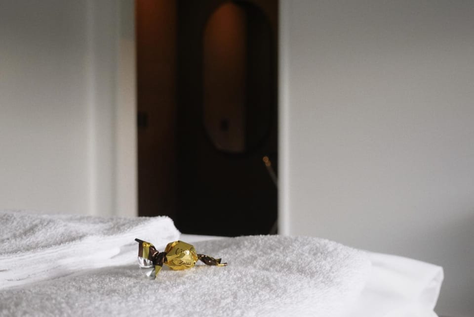 Bed, Bedroom, towels