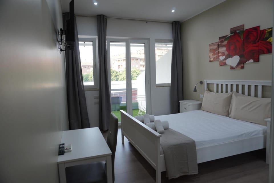 Bed, TV and multimedia, Photo of the whole room, Bedroom