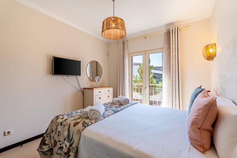 Bed, TV and multimedia, Bedroom
