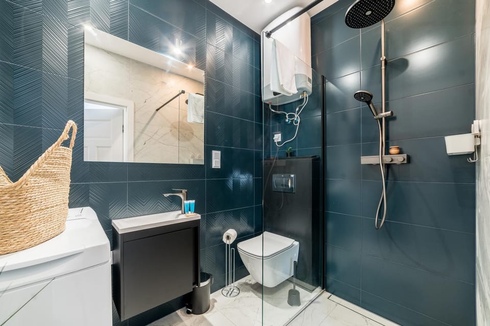 Shower, Toilet, Bathroom, towels