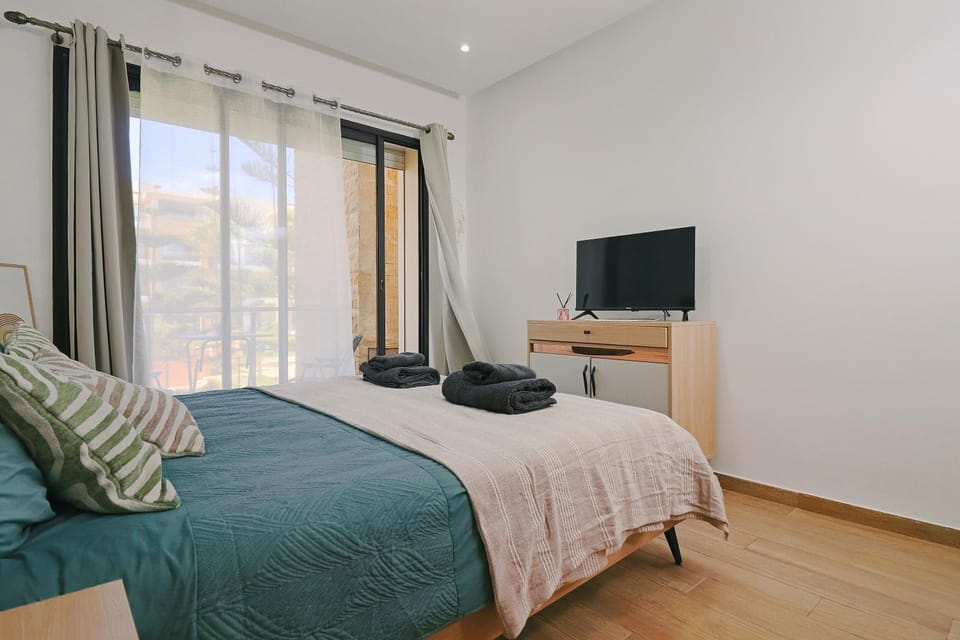 Bed, TV and multimedia, Photo of the whole room, Bedroom, towels