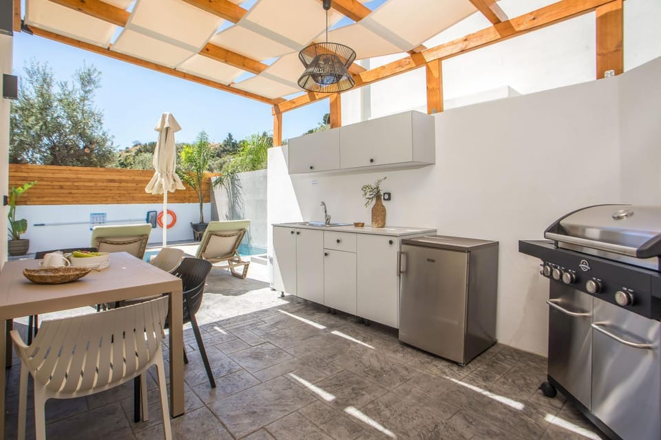 Patio, BBQ facilities, Dining area, oven